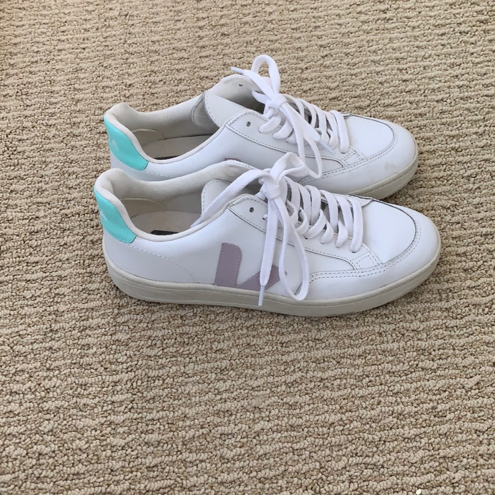 Veja US size 7. Fit like 7.5/8.Great Pre-owned condition.Only bottoms show wear